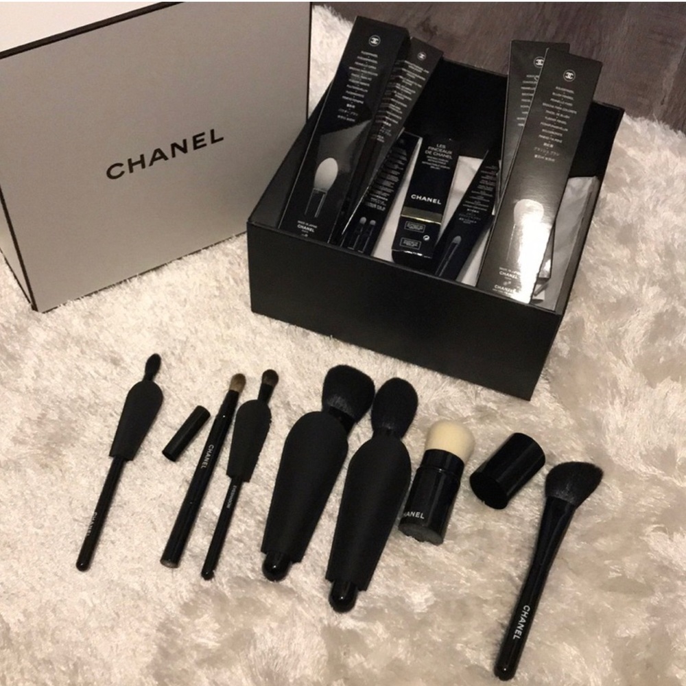 Chanel brushes . Brand new . 7 total brushes